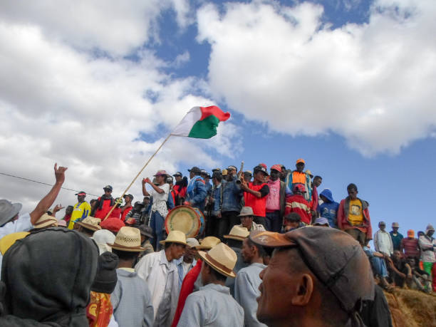 Le Famadihana à Madagascar: le retournement des morts, une fête unique au monde.